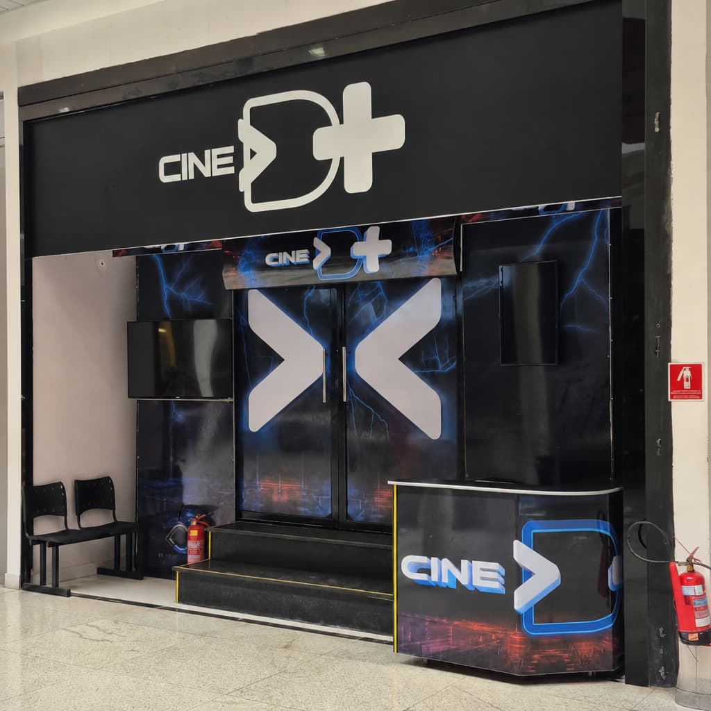 Cabine do CineD+ em operação dentro de um shopping